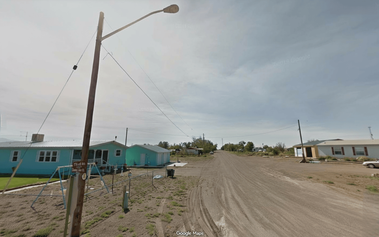 Colorado, comté d'Alamosa, terrain de 0,13 hectare (0,32 acre) situé dans le bloc Hooper 10, lots 18 à 21 (4 lots contigus). Électricité incluse. Loyer : 240 $ par mois.